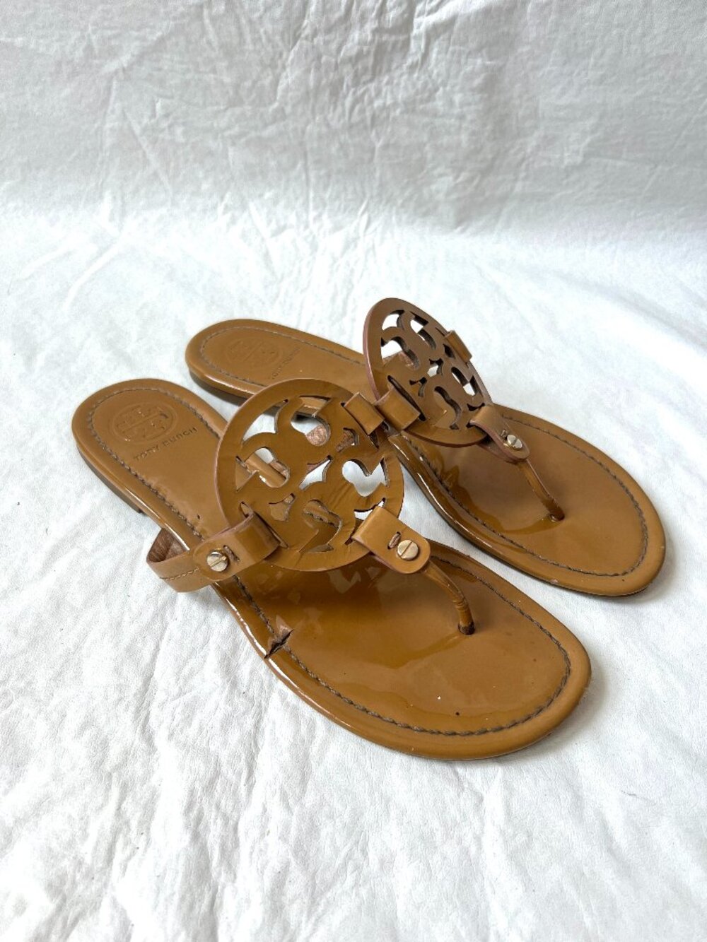 Tory Burch sandals miller flat flip flop tan patent leather size 8.5 monogram